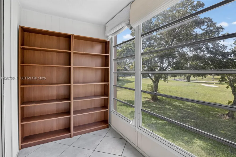 9261 Sunrise Lakes Blvd #203 Sunrise, FL 33322