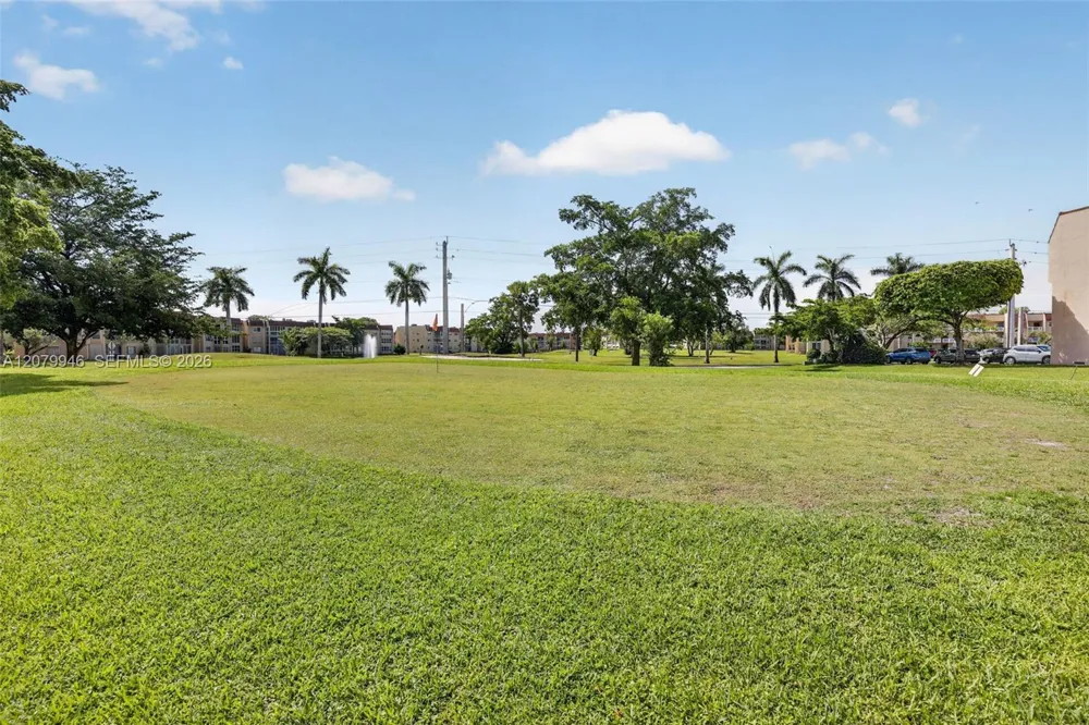 9261 Sunrise Lakes Blvd #203 Sunrise, FL 33322