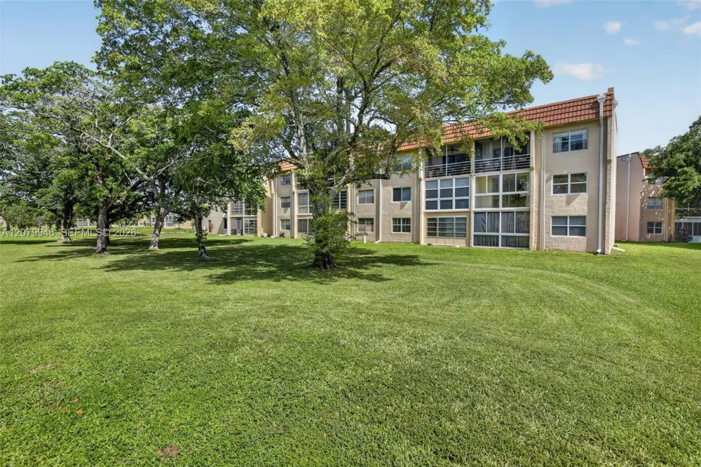 9261 Sunrise Lakes Blvd #203 Sunrise, FL 33322