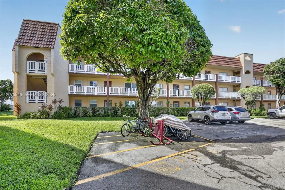 9261 Sunrise Lakes Blvd #203 Sunrise, FL 33322