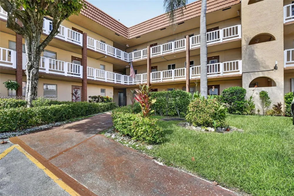 9261 Sunrise Lakes Blvd #203 Sunrise, FL 33322