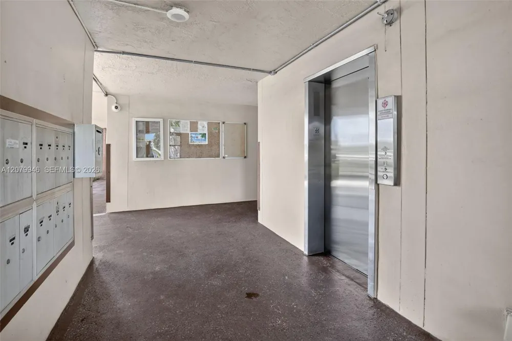 9261 Sunrise Lakes Blvd #203 Sunrise, FL 33322
