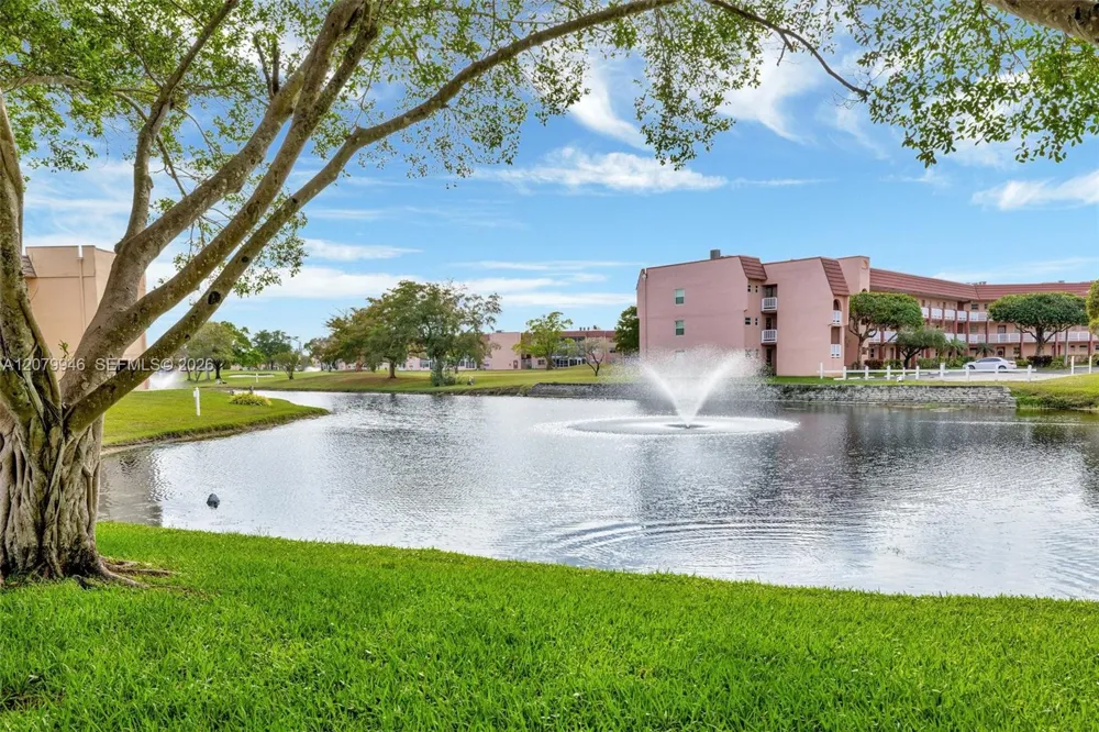 9261 Sunrise Lakes Blvd #203 Sunrise, FL 33322
