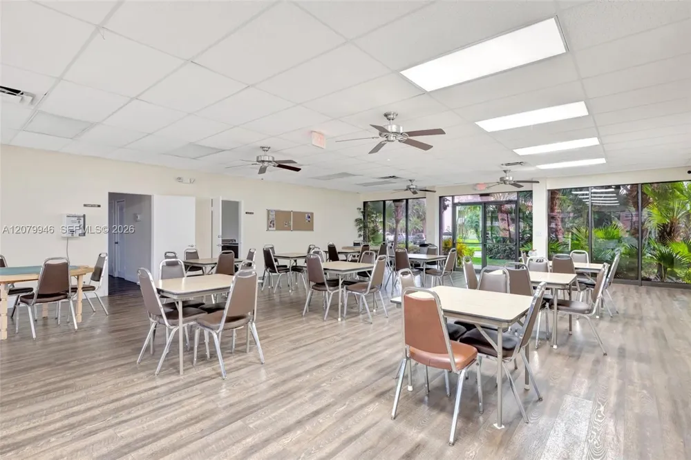 9261 Sunrise Lakes Blvd #203 Sunrise, FL 33322
