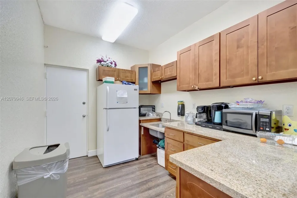 9261 Sunrise Lakes Blvd #203 Sunrise, FL 33322