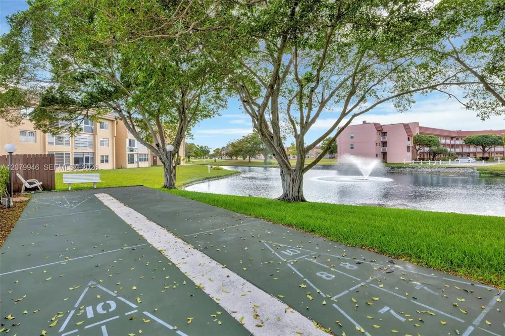 9261 Sunrise Lakes Blvd #203 Sunrise, FL 33322