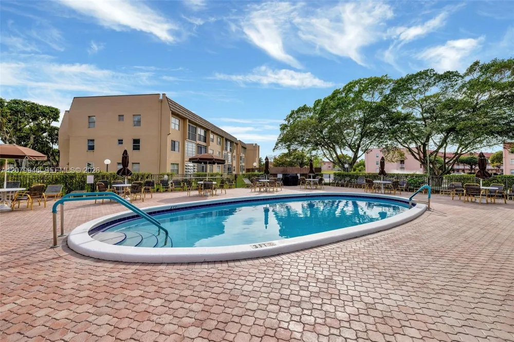 9261 Sunrise Lakes Blvd #203 Sunrise, FL 33322