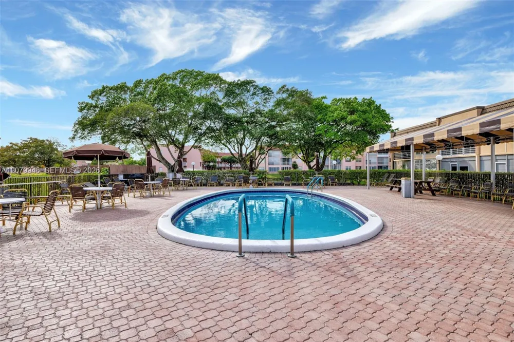 9261 Sunrise Lakes Blvd #203 Sunrise, FL 33322