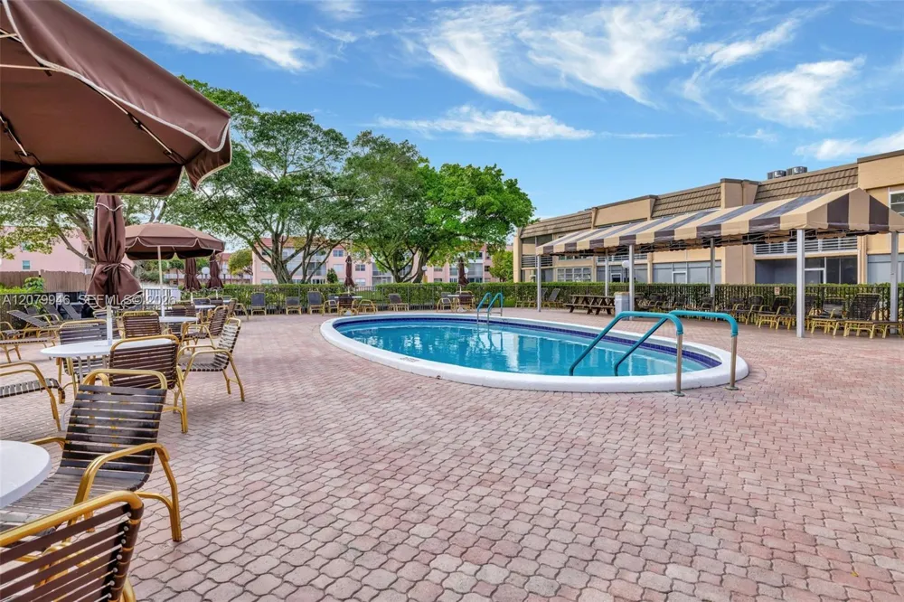 9261 Sunrise Lakes Blvd #203 Sunrise, FL 33322