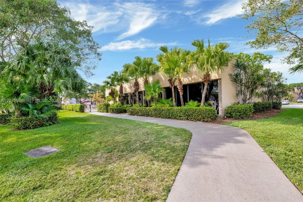9261 Sunrise Lakes Blvd #203 Sunrise, FL 33322
