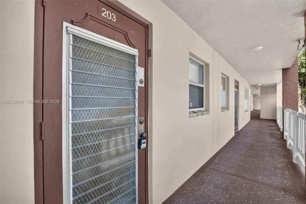 9261 Sunrise Lakes Blvd #203 Sunrise, FL 33322