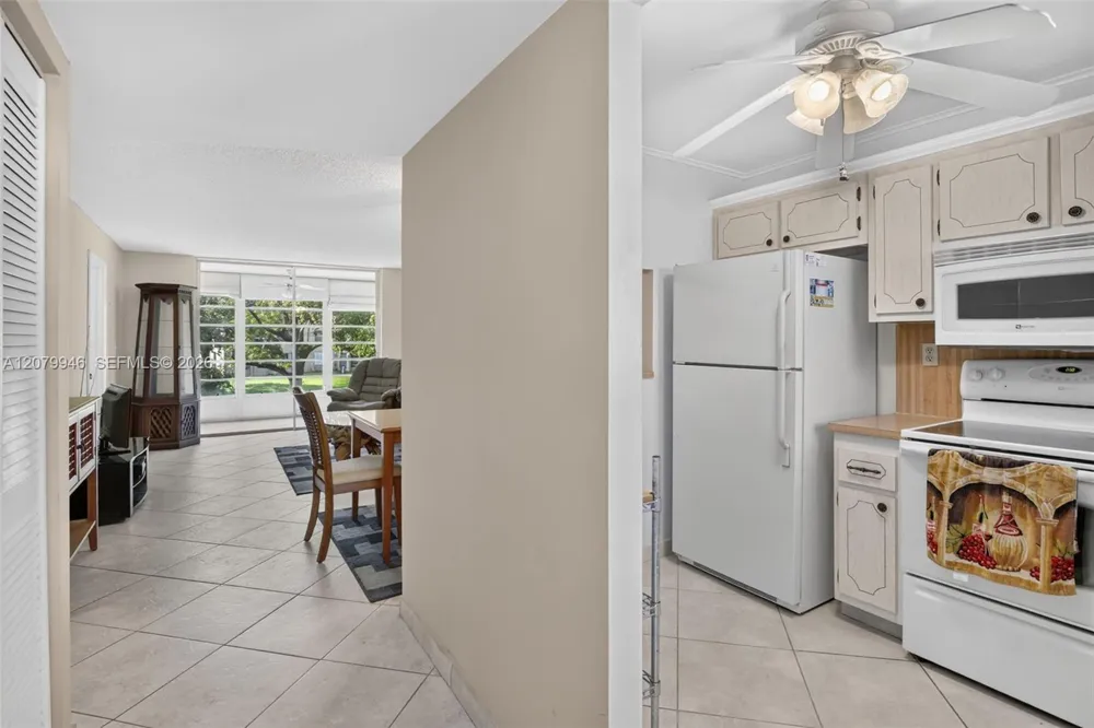 9261 Sunrise Lakes Blvd #203 Sunrise, FL 33322