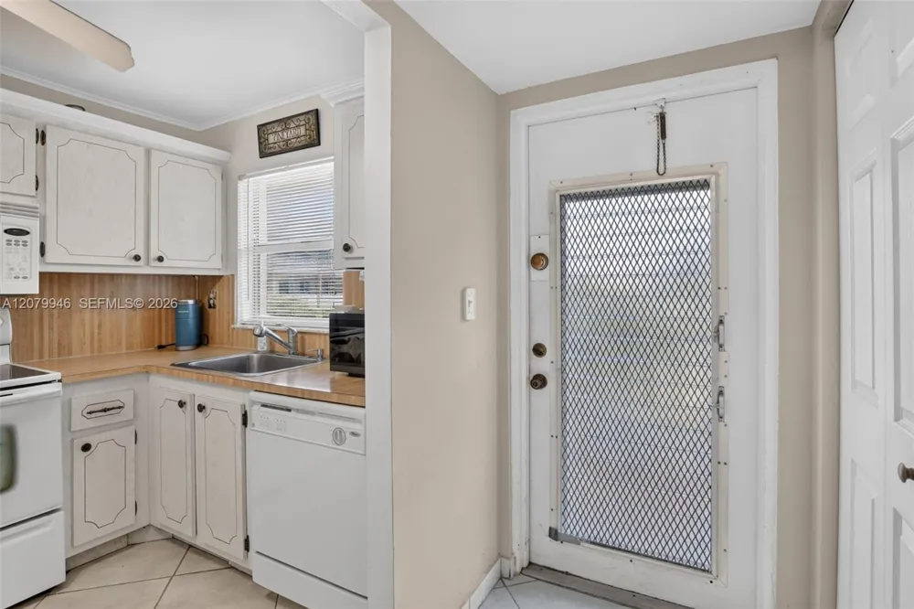 9261 Sunrise Lakes Blvd #203 Sunrise, FL 33322