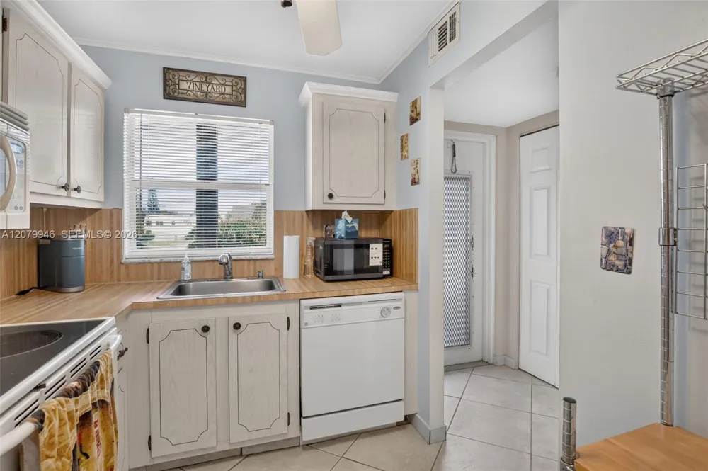 9261 Sunrise Lakes Blvd #203 Sunrise, FL 33322