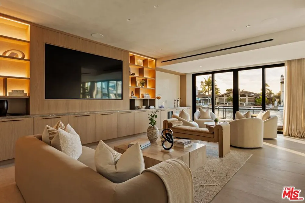 3271 Easter Circle Huntington Beach, CA 92649