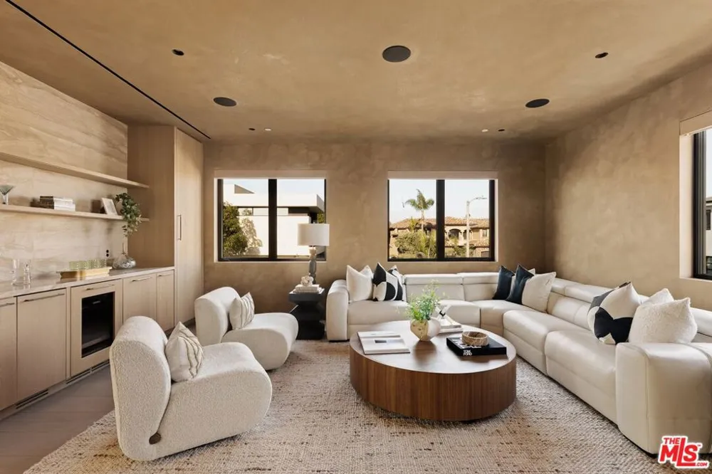 3271 Easter Circle Huntington Beach, CA 92649