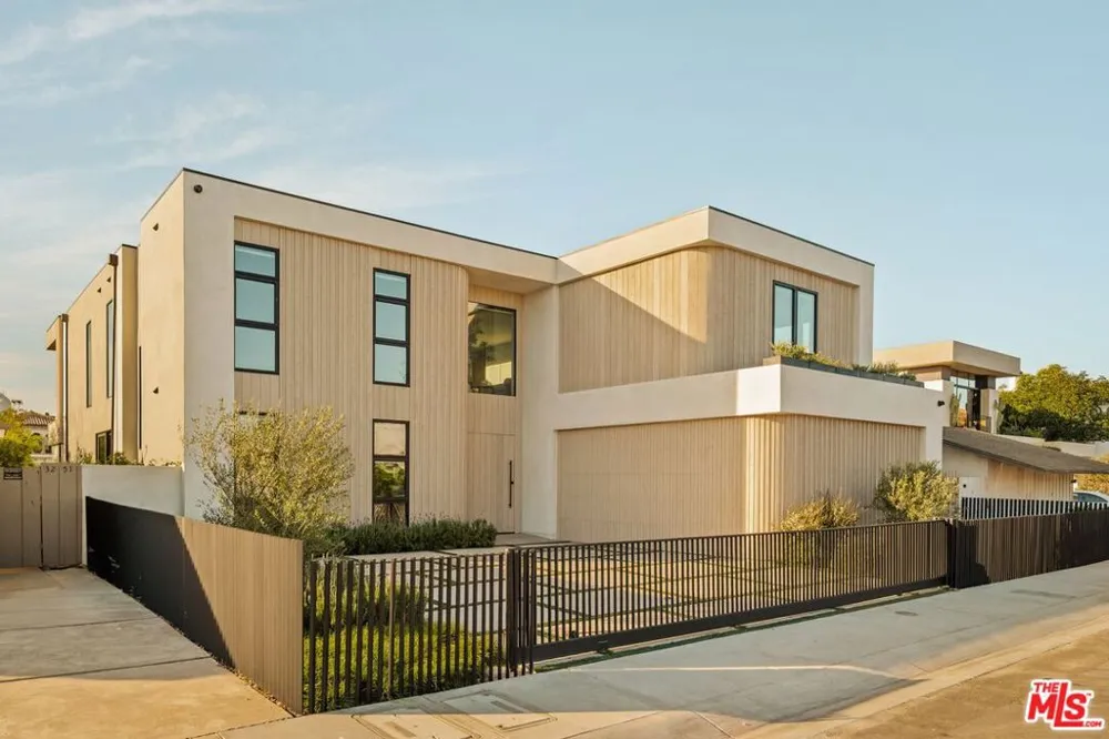3271 Easter Circle Huntington Beach, CA 92649