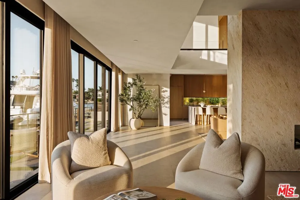 3271 Easter Circle Huntington Beach, CA 92649
