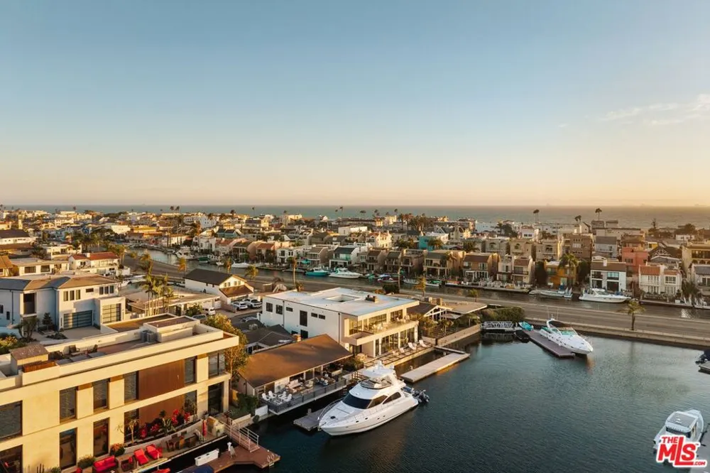 3271 Easter Circle Huntington Beach, CA 92649