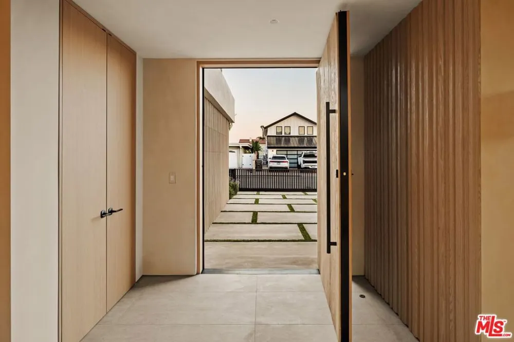3271 Easter Circle Huntington Beach, CA 92649