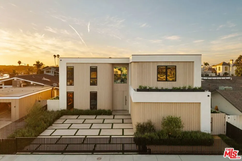 3271 Easter Circle Huntington Beach, CA 92649