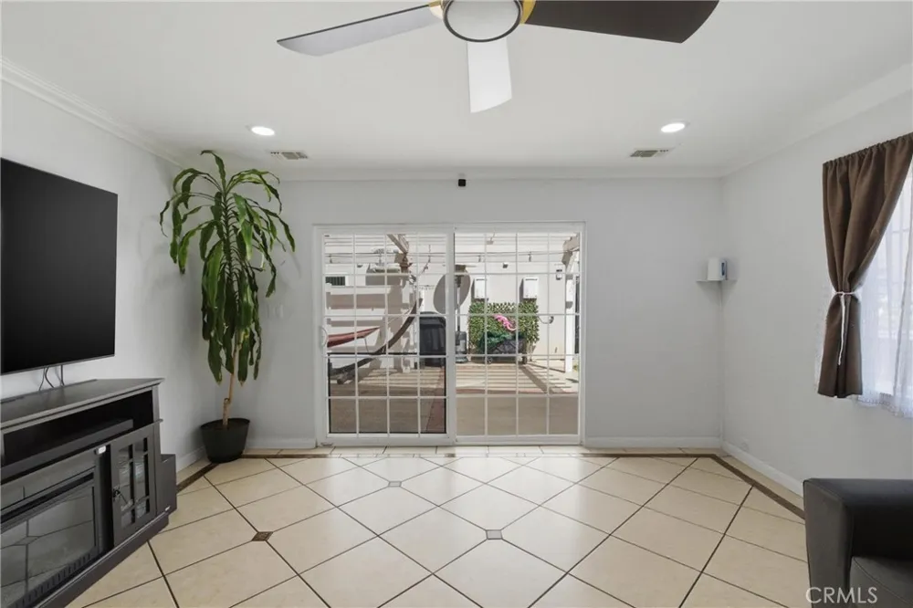 6836 Aura Reseda, CA 91335