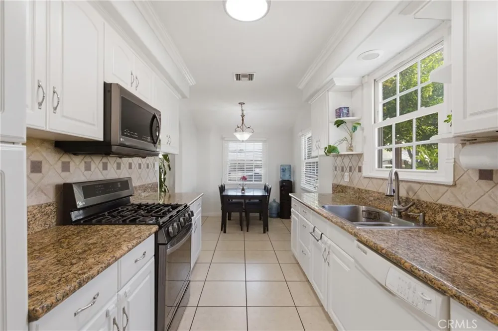 6836 Aura Reseda, CA 91335