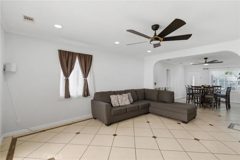 6836 Aura Reseda, CA 91335