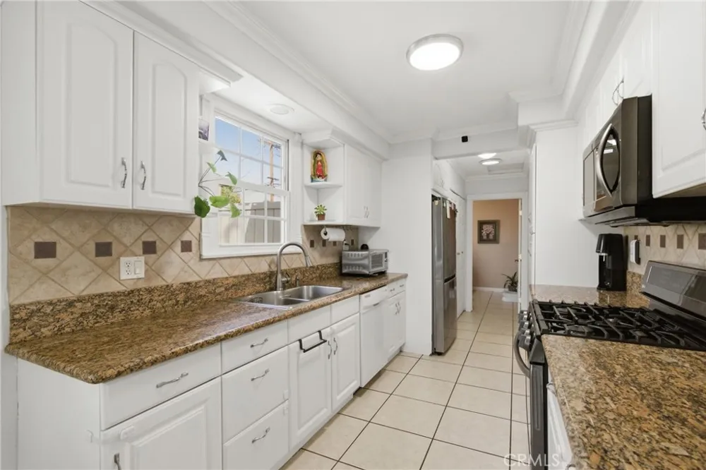 6836 Aura Reseda, CA 91335