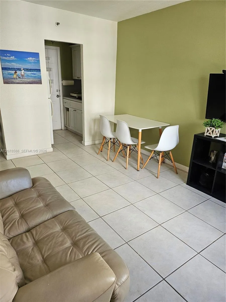 3030 Collins Ave #4B Miami Beach, FL 33140