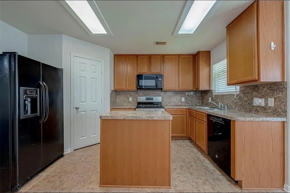 5242 Espuela Lane Baytown, TX 77521