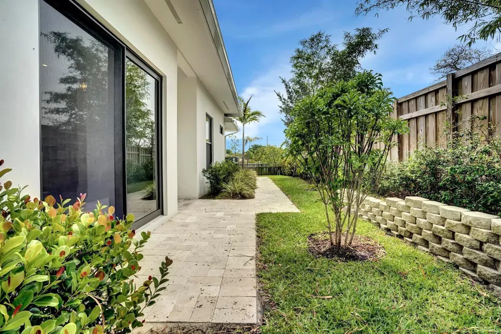 2517 Oceanview Avenue E Delray Beach, FL 33444