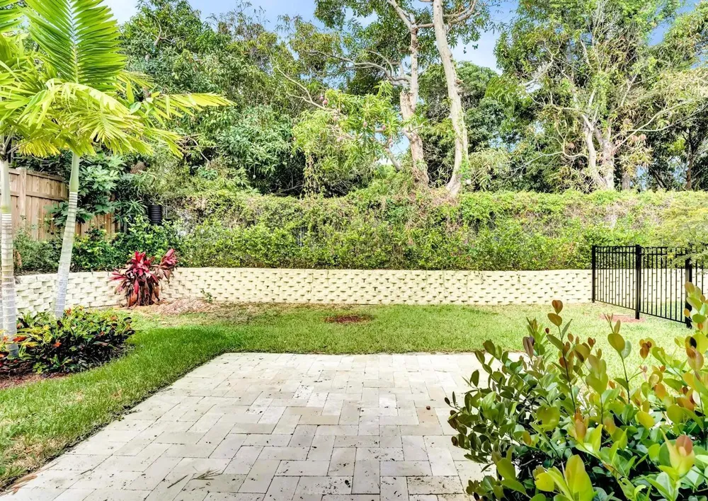 2517 Oceanview Avenue E Delray Beach, FL 33444