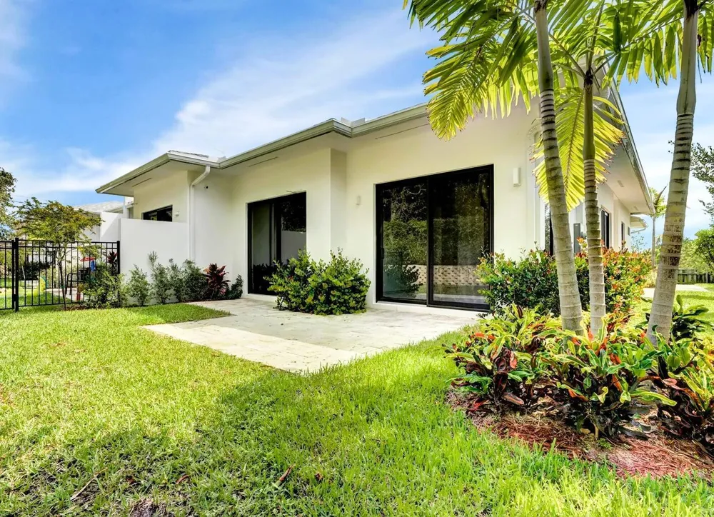 2517 Oceanview Avenue E Delray Beach, FL 33444
