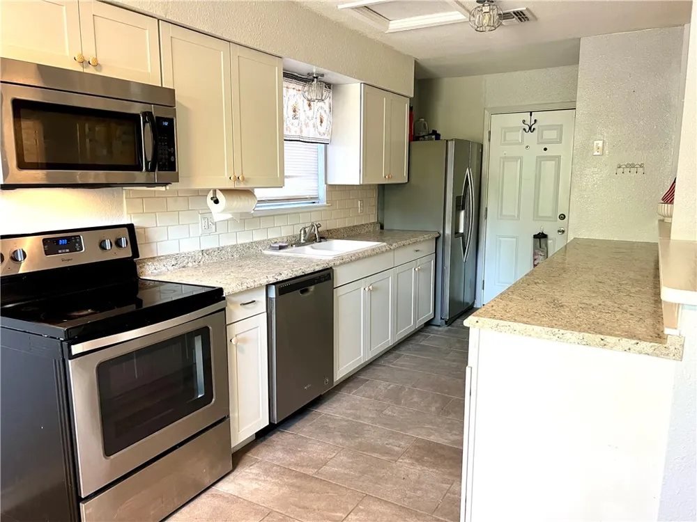 1737 Denver Street Portland, TX 78374