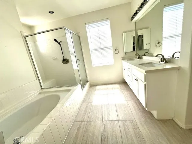 27 Del Sonterra Irvine, CA 92606