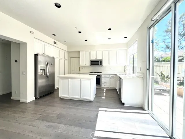 27 Del Sonterra Irvine, CA 92606