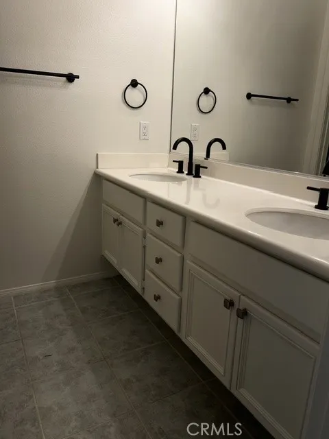 27 Del Sonterra Irvine, CA 92606