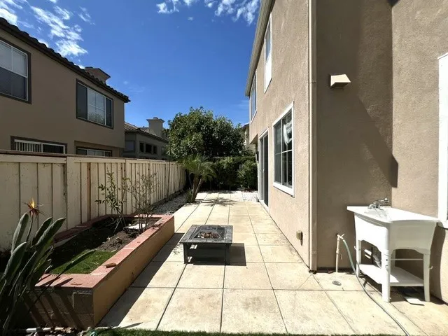 27 Del Sonterra Irvine, CA 92606