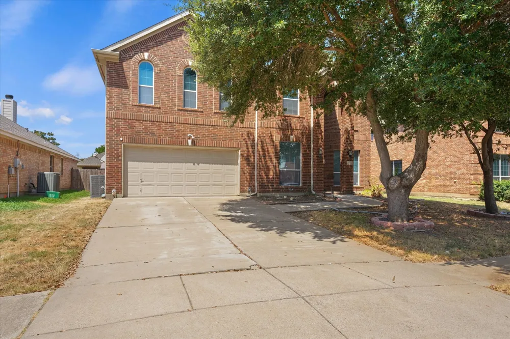 2236 Sparrow Hawk Court Grand Prairie, TX 75052