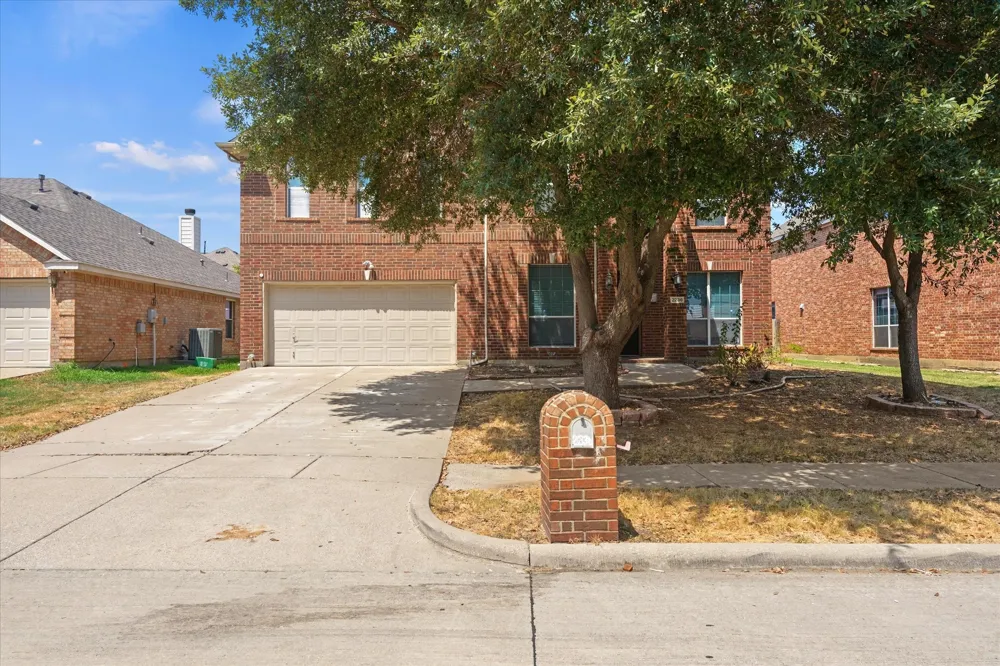 2236 Sparrow Hawk Court Grand Prairie, TX 75052