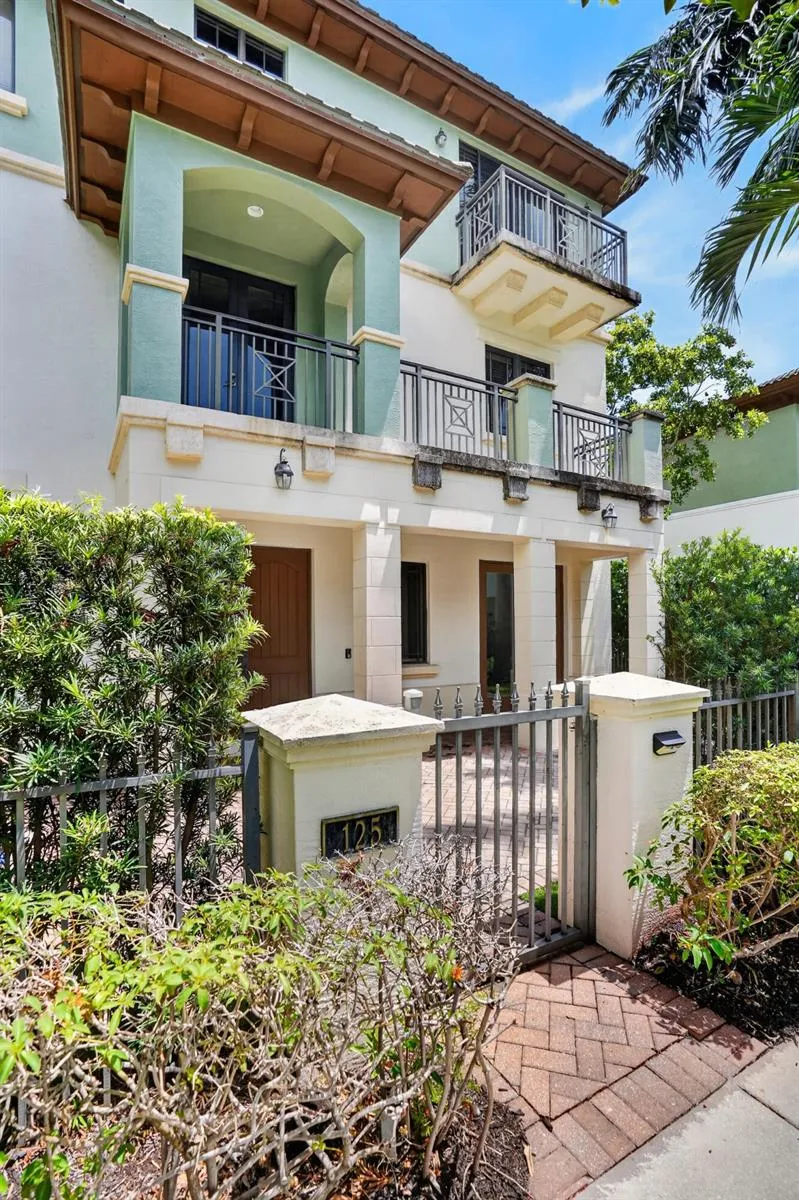 125 NW GARDENER STREET Boca Raton, FL 33432