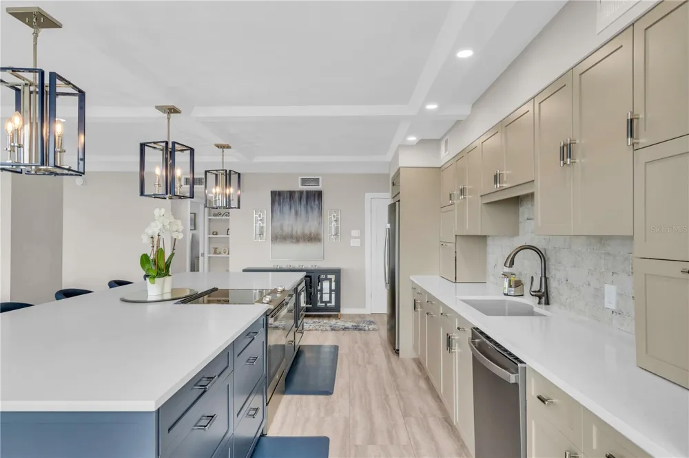 707 S GULFSTREAM AVENUE #807 Sarasota, FL 34236