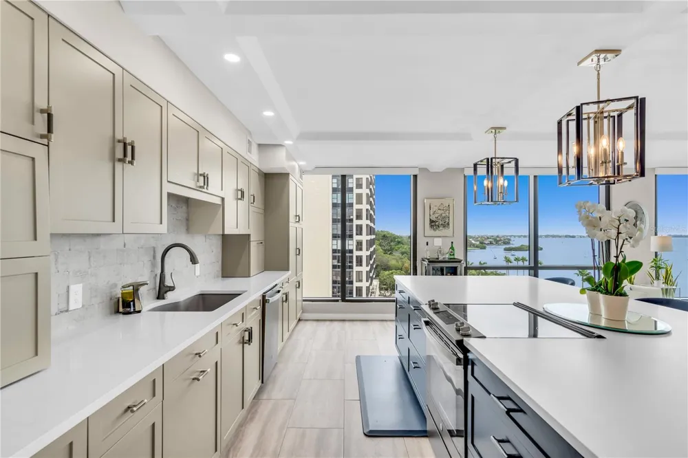 707 S GULFSTREAM AVENUE #807 Sarasota, FL 34236