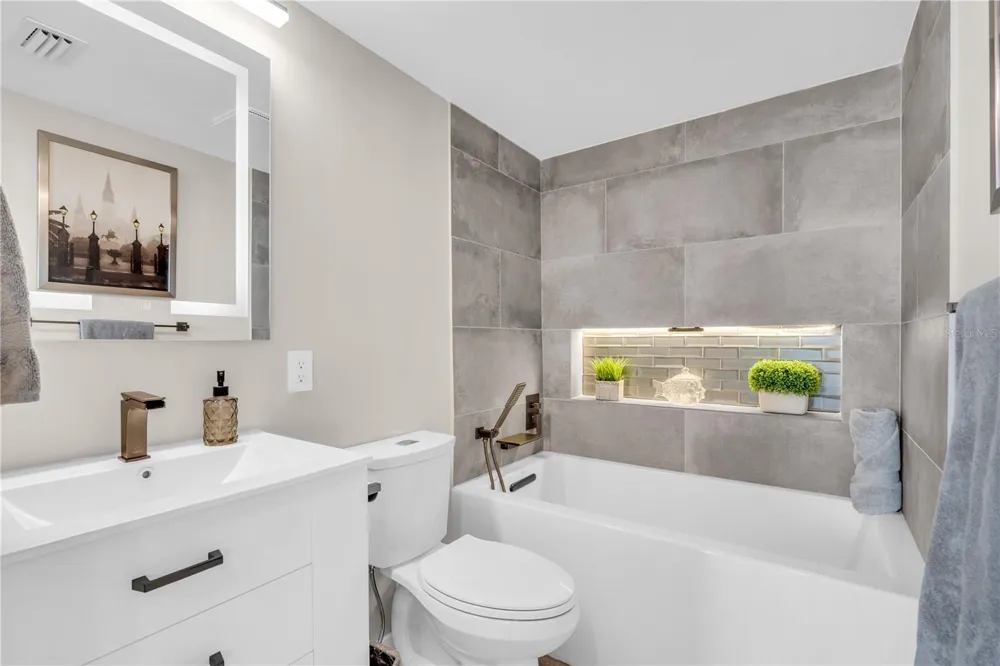 707 S GULFSTREAM AVENUE #807 Sarasota, FL 34236