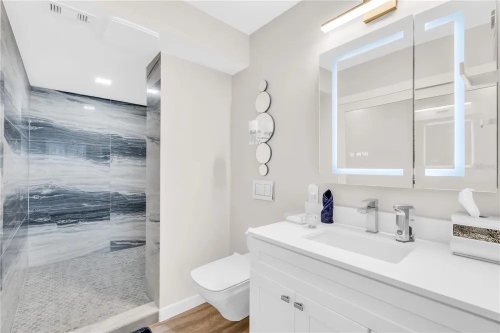 707 S GULFSTREAM AVENUE #807 Sarasota, FL 34236