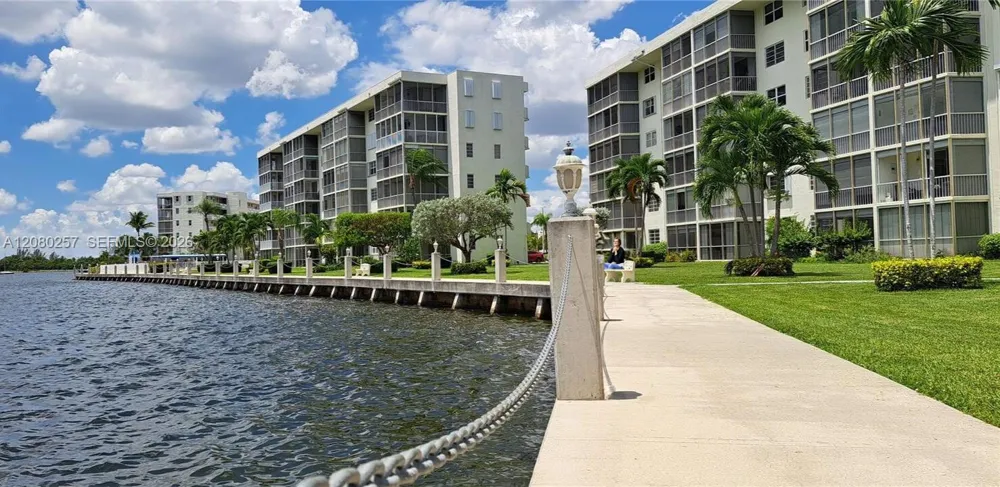 3030 Marcos Dr #T302 Aventura, FL 33160
