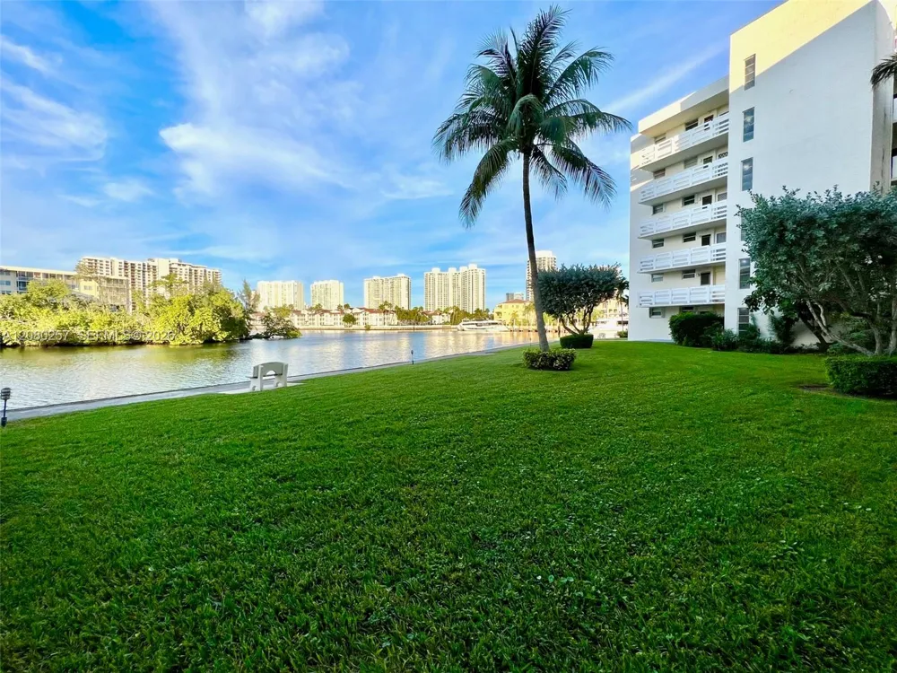 3030 Marcos Dr #T302 Aventura, FL 33160