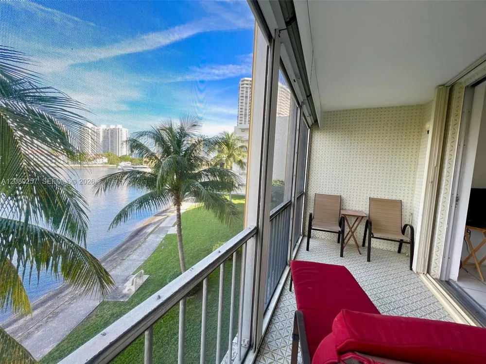 3030 Marcos Dr #T302 Aventura, FL 33160