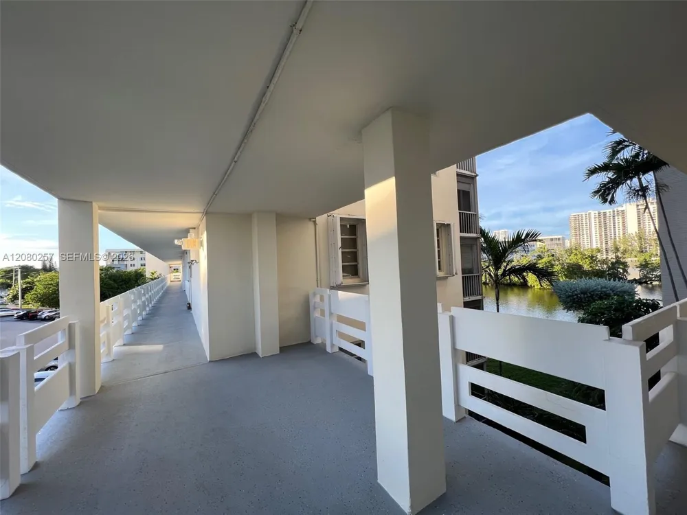 3030 Marcos Dr #T302 Aventura, FL 33160